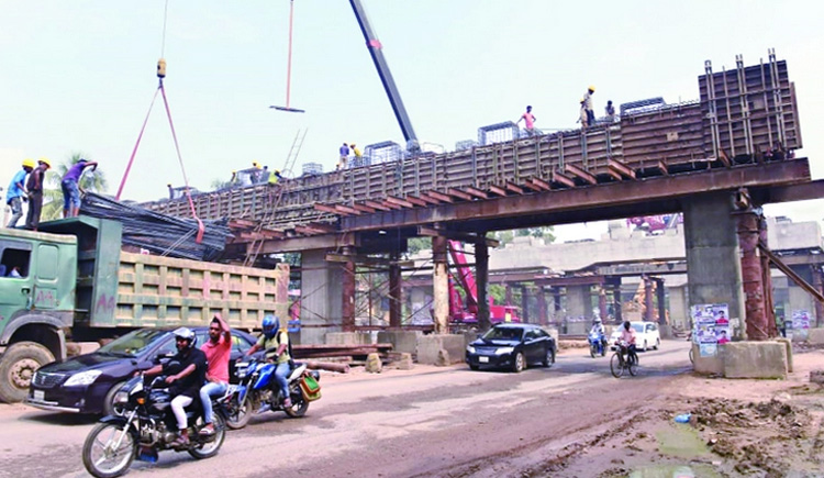 মর্মান্তিক দূর্ঘটনার পরও নিরাপত্তা ছাড়াই চলছে সেই ফ্লাইওভার প্রকল্পের কাজ 