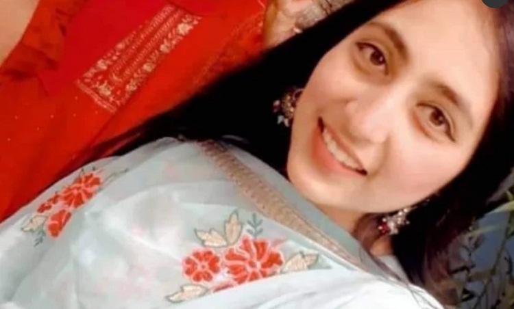 ত্রিভুজ প্রেমেই জীবন গেলো ইভার