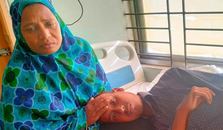 ছেলেকে বাঁচাতে কিডনি দেবেন ‘মা’, চিকিৎসার খরচের জন্য আকুতি