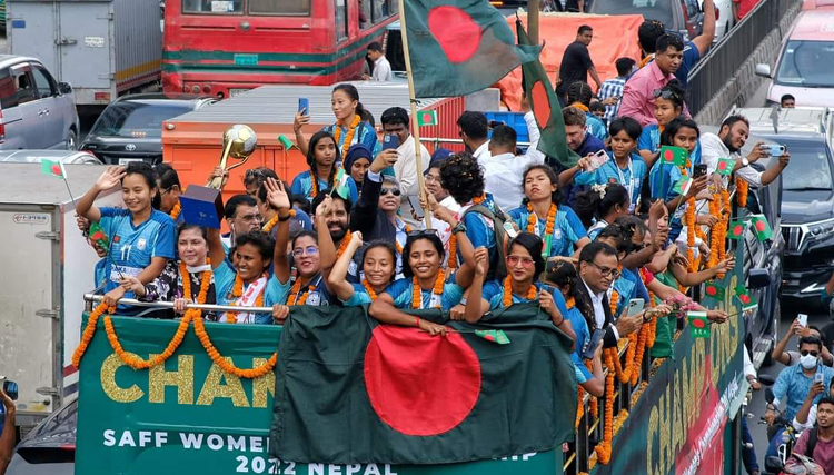 সানজিদার স্বপ্নের ছাদখোলা বাসেই চ্যাম্পিয়ন যাত্রা