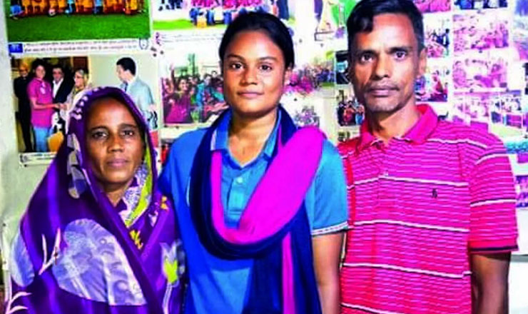 সাফজয়ী ফুটবলার আঁখির বাবাকে শাসিয়ে গেল পুলিশ