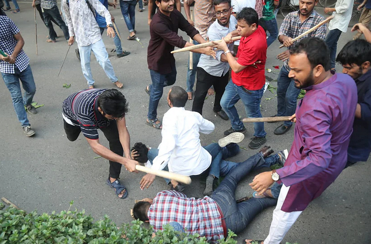 ঢাকা বিশ্ববিদ্যালয়ে ছাত্রদলের ওপর ছাত্রলীগের হামলা