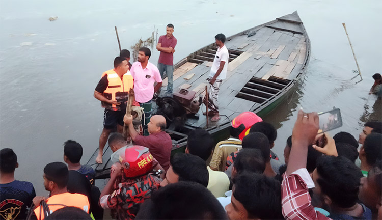 জীবনের ঝুঁকি নিয়ে নিজ হাতে ১১ লাশ উদ্ধার করেছেন সারোয়ার