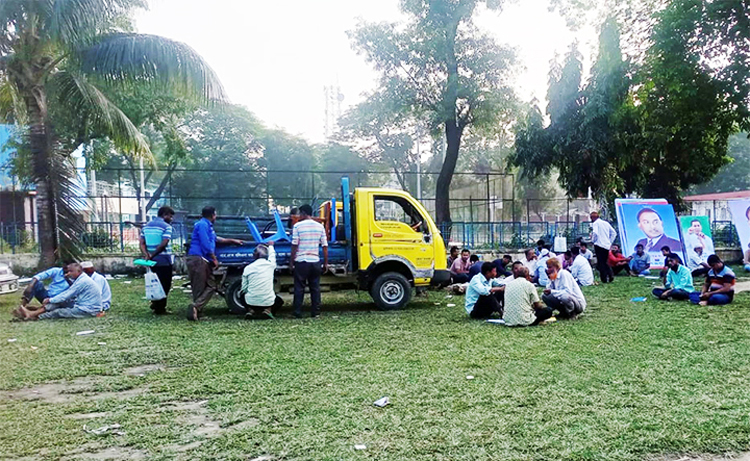 চিড়া-মুড়ি-কম্বল নিয়ে গণসমাবেশে বিএনপির নেতাকর্মীরা