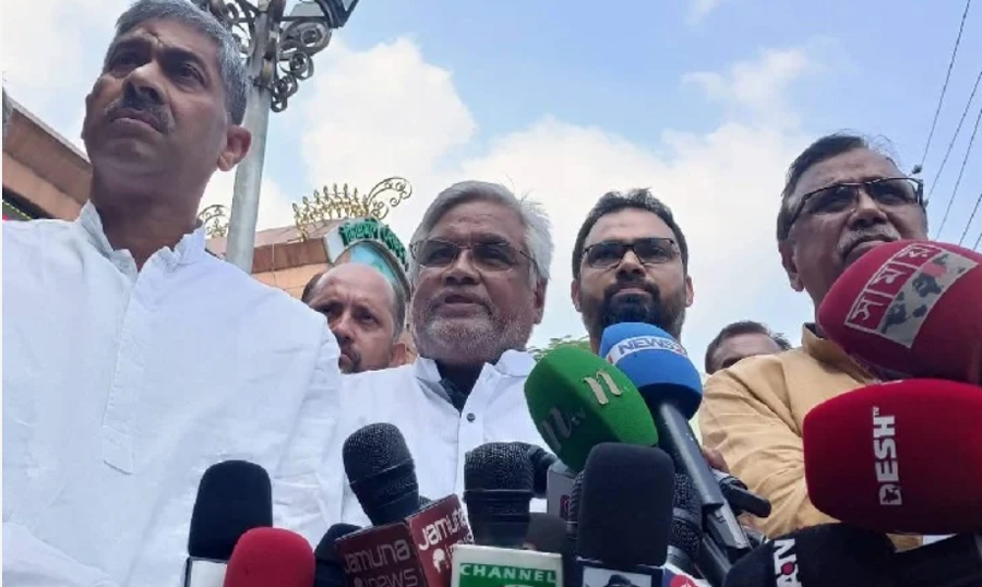 বিএনপির প্রতিনিধি দল মঙ্গলবার ১০ ডিসেম্বর গণসমাবেশের অনুমতি চেয়ে ডিএমপি কমিশনারের কার্যালয়ে চিঠি নিয়ে আসেন