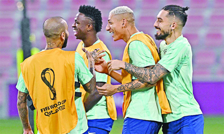 নেইমার নেই। তাই বলে মন খারাপ করে বসে নেই ব্রাজিলিয়ানরা। সুইজারল্যান্ডের বিপক্ষে ম্যাচের আগে অনুশীলনে রসিকতায় মেতেছিলেন তাঁরা। ছবি : এএফপি 