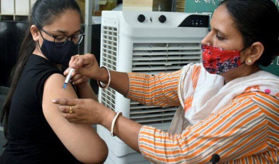 তিন শ্রেণির মানুষকে করোনার টিকার চতুর্থ ডোজ দেওয়ার সুপারিশ
