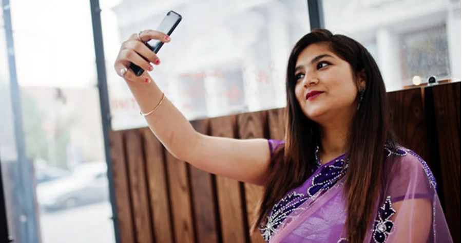 সেলফি তুলতে গিয়ে মেয়েরা মুখভঙ্গি বাঁকা করে কেন