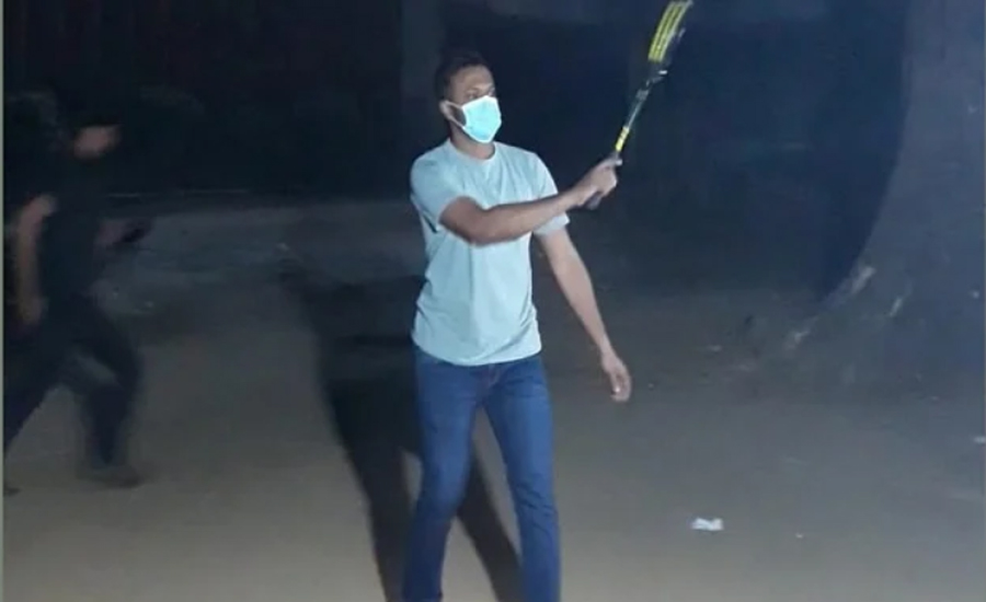 মধ্যরাতে ঢাবিতে সাকিব, খেললেন ব্যাডমিন্টন