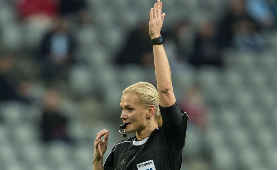 কী আছে রেফারিদের সাড়ে পাঁচ লাখ টাকার ঘড়িতে?