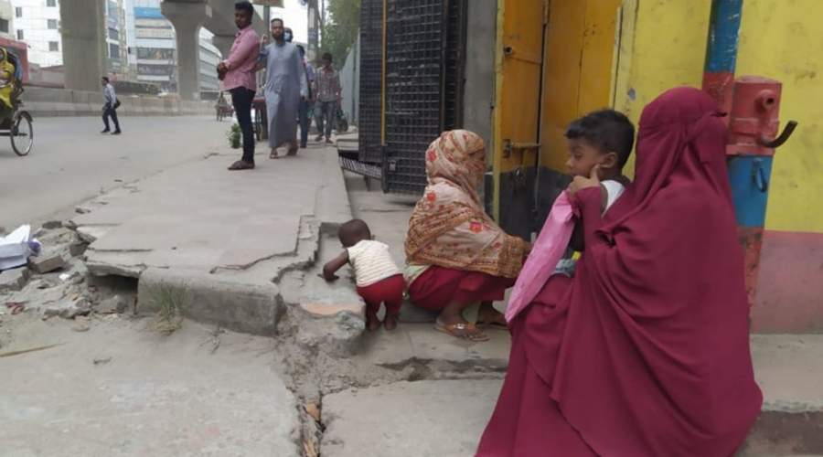 ঢাকায় ভিক্ষার হাত পাতছেন শ্রমজীবীরাও