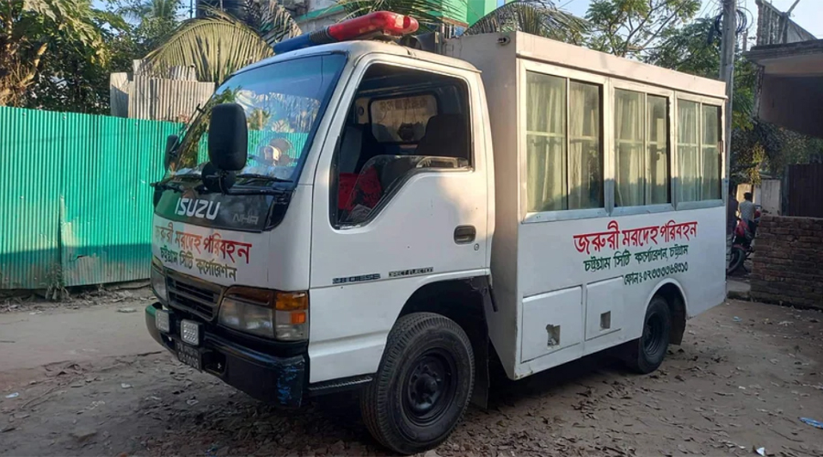 অবসরের টাকা নিয়ে সন্তানদের দ্বন্দ্ব, বাবার লাশ পড়ে আছে অ্যাম্বুলেন্সে