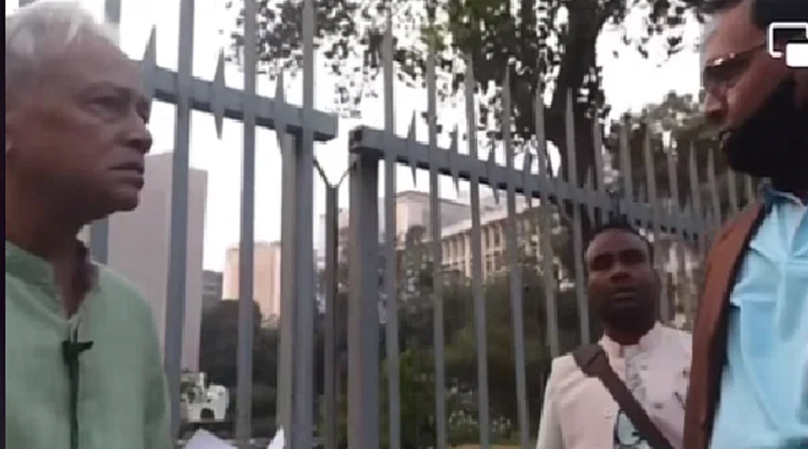 সরকারবিরোধী প্রচারপত্র বিলি করায় মুক্তিযোদ্ধা ম. ইনামুল হককে চড়