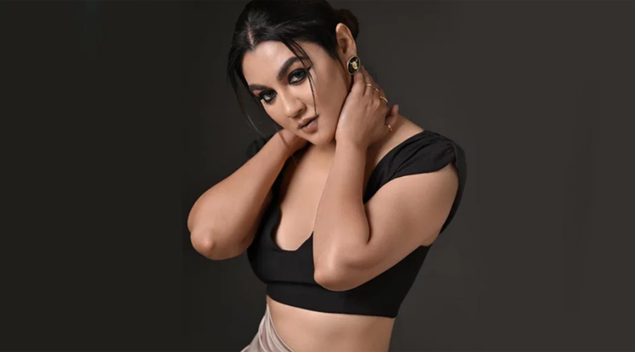 নতুন লুকে উত্তাপ ছড়ালেন জয়া