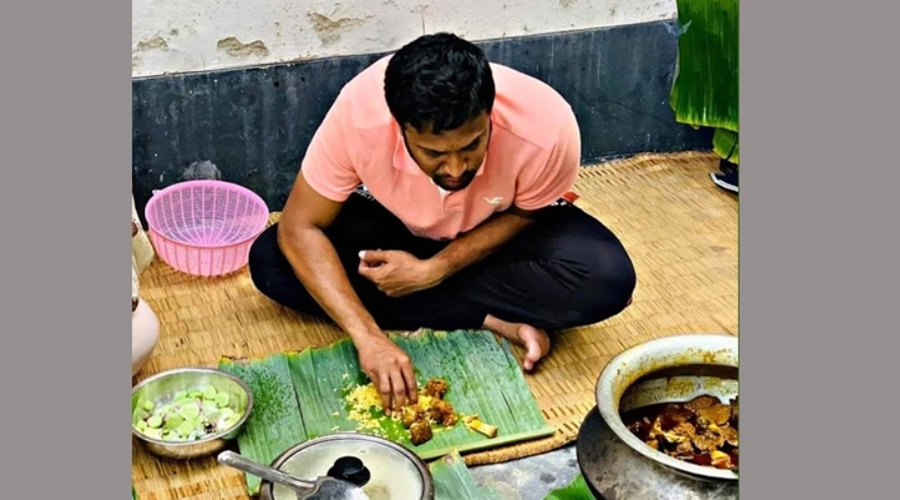 কলাপাতায় খাচ্ছেন সাকিব, ছবি ভাইরাল 