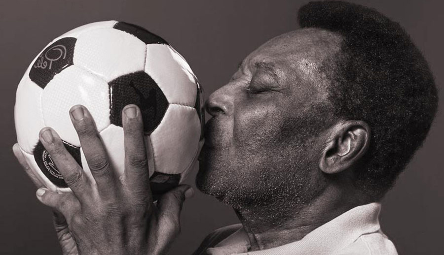 বিশ্ব ফুটবলের প্রথম কিংবদন্তি পেলে মারা গেছেন, বয়স হয়েছিল ৮২ বছর 