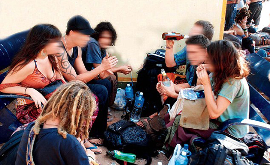 ঢাকায় বিভিন্ন পার্টিতে অজান্তেই তরুণীদের খাওয়ানো হয় রেপ ড্রাগ