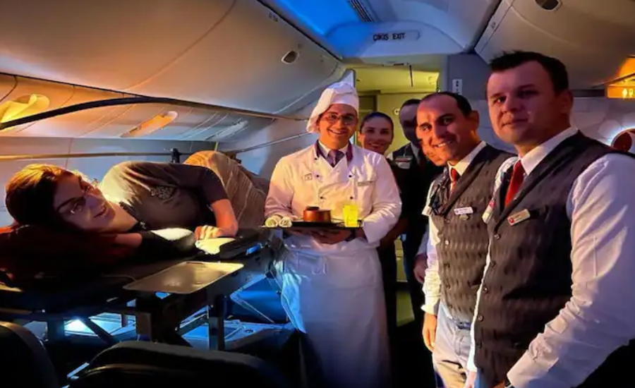 ‘বিশ্বের সবচেয়ে লম্বা মহিলা’, ৬ জনের সিট সরিয়ে ১ জনের বসার ব্যবস্থা করলো বিমান সংস্থা