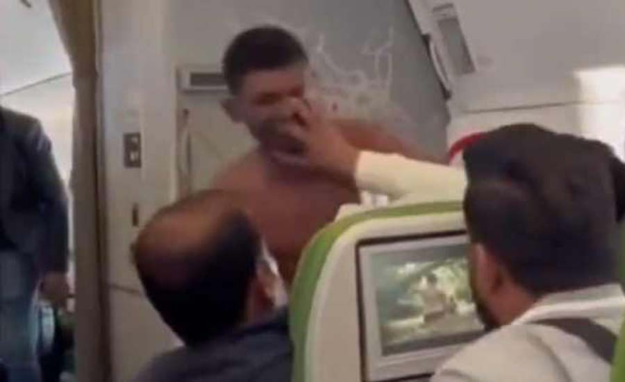 শার্ট খুলে পরের পর ঘুষি, তার পর কান্না! বাংলাদেশের বিমানে দুই যাত্রীর কাণ্ডে হুলস্থূল