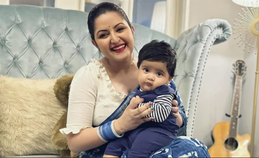 সন্তানকে নিয়ে নিজ বাড়িতে পরীমণি