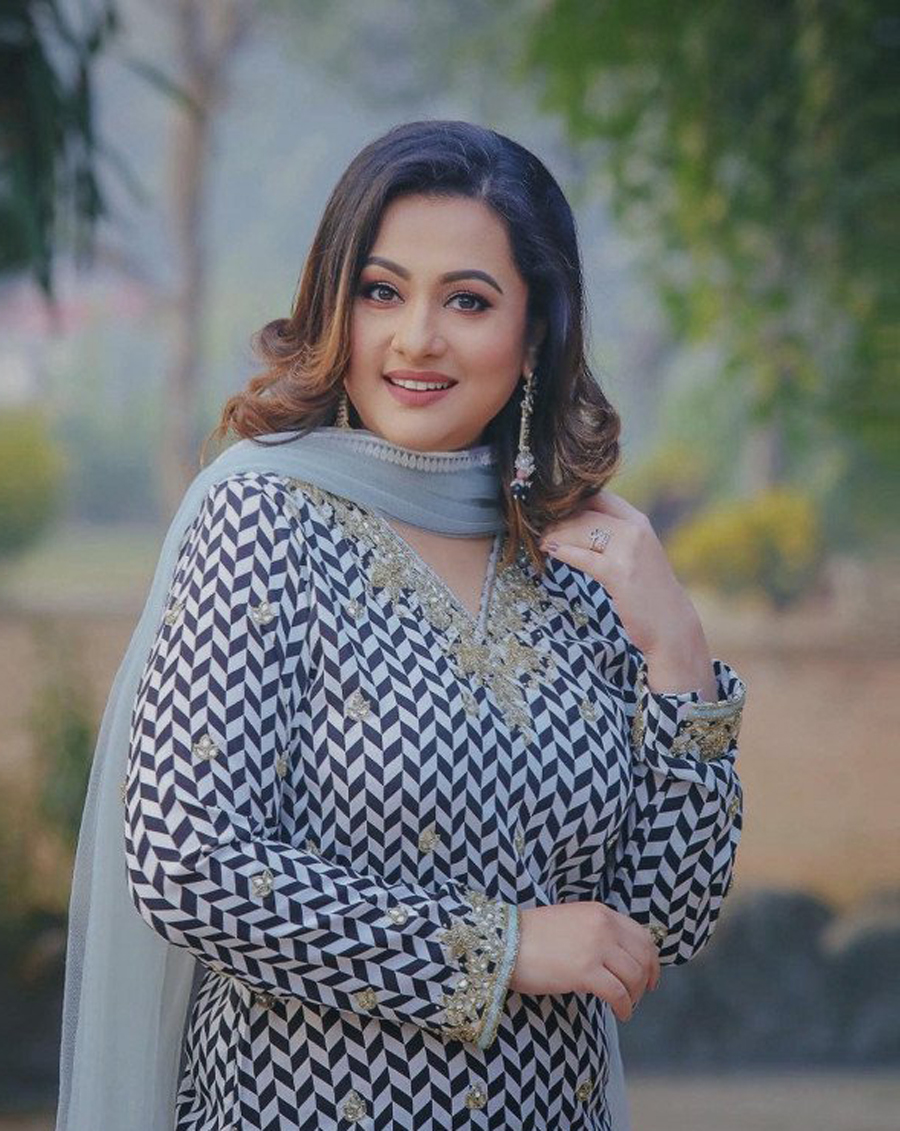 বিয়ের পর আরও বয়স কমছে পূর্ণিমার