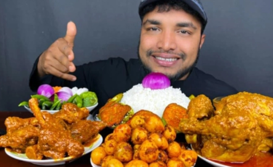 খেয়ে ভাইরাল, মাসে আয় লাখ টাকা!