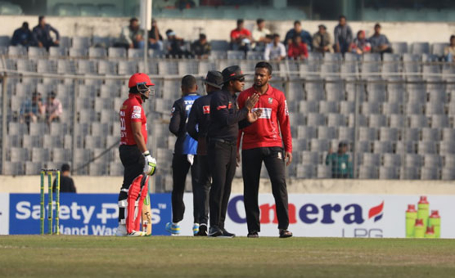 মাঠে ঢুকে খেলা বন্ধ করে নতুন বিতর্কে সাকিব