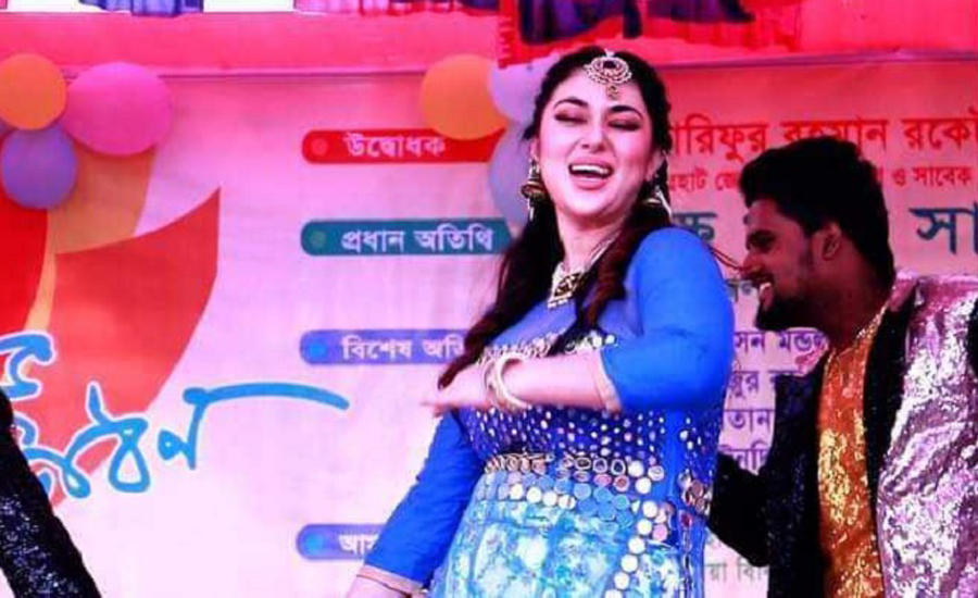  নেচে ফুটবল মাঠ মাতালেন অপু বিশ্বাস