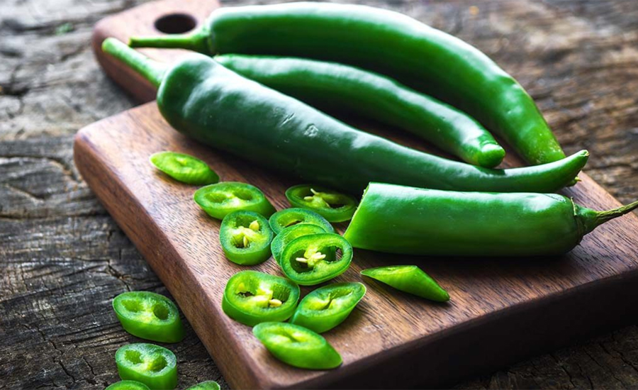 ঝাল বলে এড়িয়ে যাবেন না, বহু অসুখ থেকে দূরে রাখে কাঁচা মরিচ