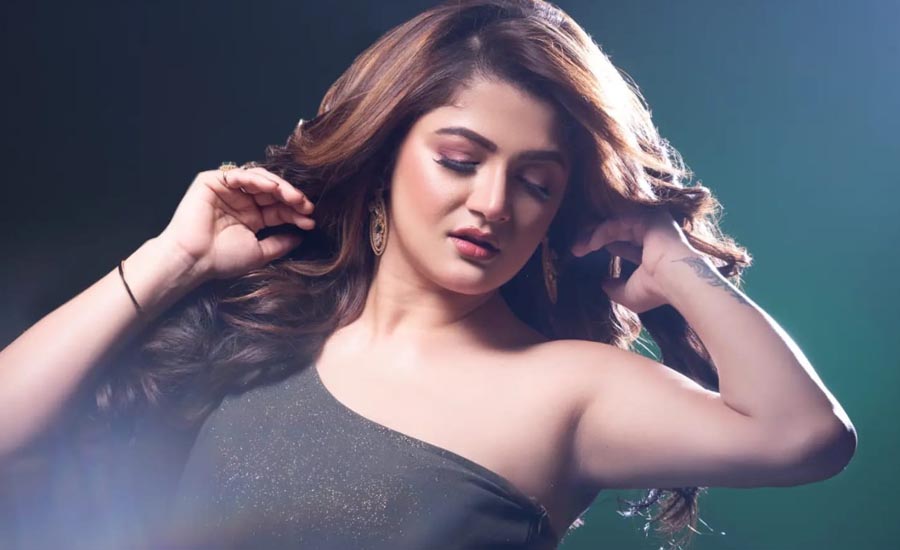 শ্রাবন্তীকে চুমু খাওয়ার চেষ্টা, তারপর কষে চড়!