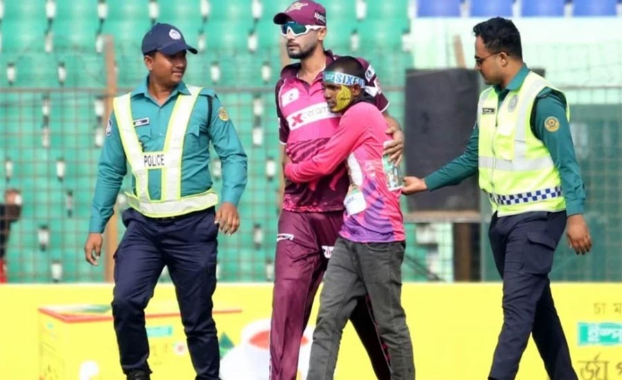 মাঠে ঢুকে পড়লেন ভক্ত, বুকে জড়িয়ে নিলেন মাশরাফি