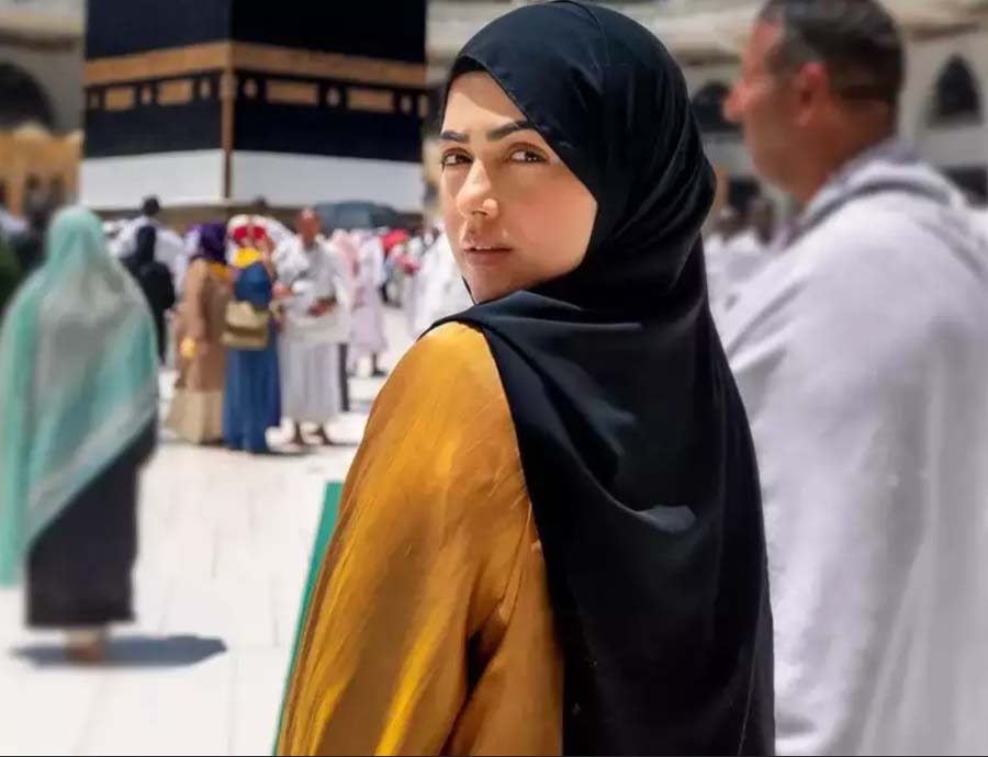 যৌনগন্ধী ছবি থেকে আইটেম গানে চুটিয়ে নাচ! হঠাৎ কেন আজীবন হিজাব পরার পণ করলেন নায়িকা?
