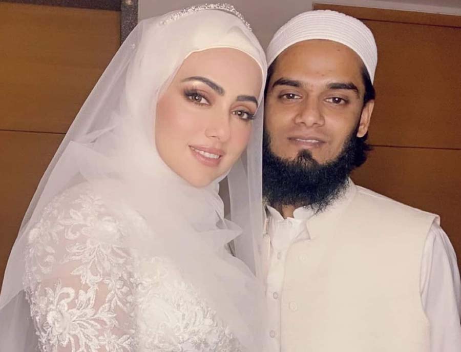 যৌনগন্ধী ছবি থেকে আইটেম গানে চুটিয়ে নাচ! হঠাৎ কেন আজীবন হিজাব পরার পণ করলেন নায়িকা?