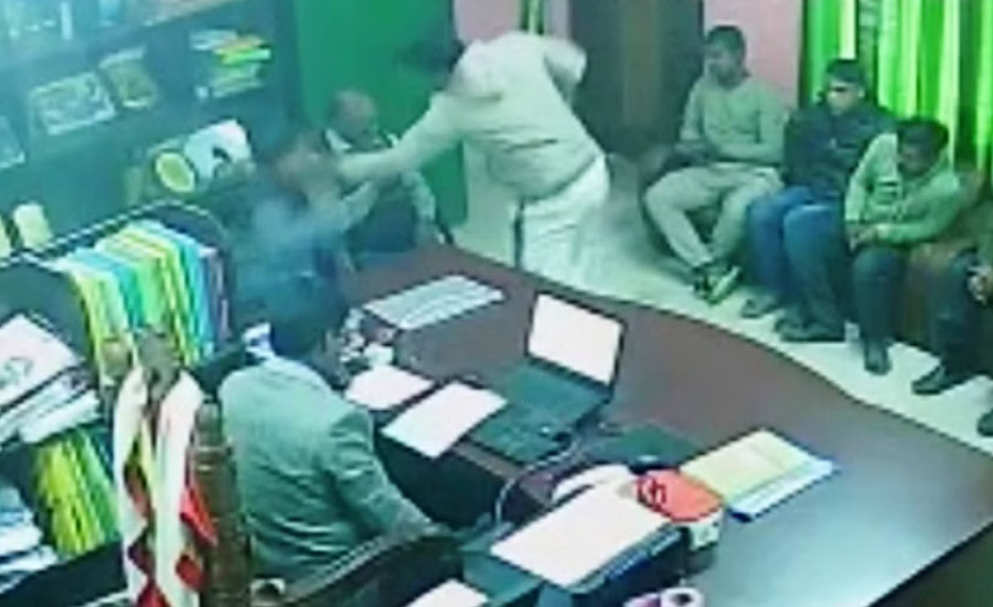 শিক্ষককে তুলে নিয়ে পেটালেন আ. লীগ নেতা