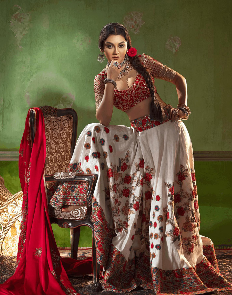ফেসবুকে পোস্ট করা আলোচিত সেই ছবিগুলো নিয়ে যা বললেন জয়া