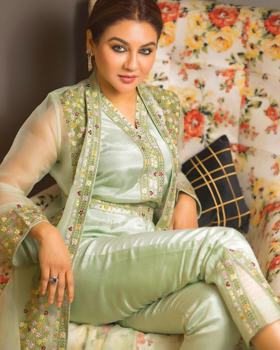 ফেসবুকে পোস্ট করা আলোচিত সেই ছবিগুলো নিয়ে যা বললেন জয়া