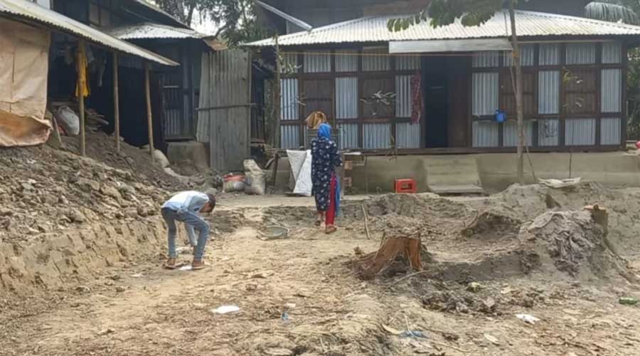 বাড়ির ভেতরে জোরপূর্বক রাস্তা নির্মাণের অভিযোগ