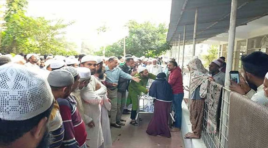 বাবার মরদেহ সামনে রেখে সম্পত্তির জন্য মা-মেয়ের ধস্তাধস্তি