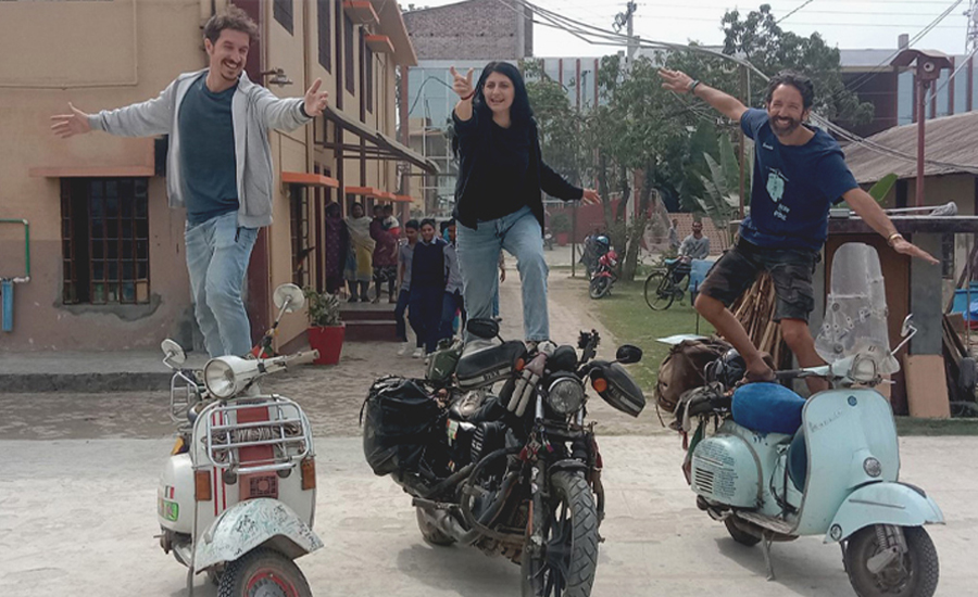 মোটরসাইকেলে চড়ে বাংলাদেশে এসেছেন ইতালি ও রোমানিয়ার ৩ বন্ধু