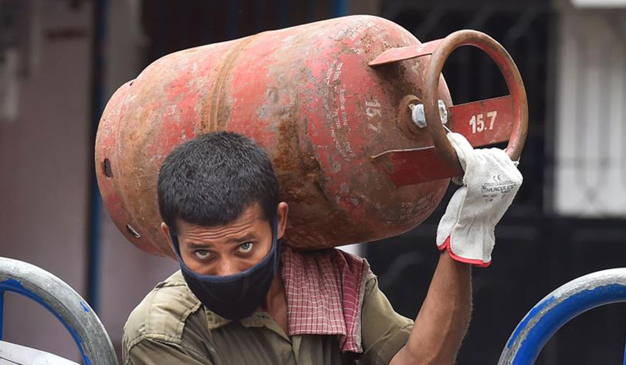 রান্নার গ্যাসের দাম একদিনে ২৬৬ টাকা বাড়ল