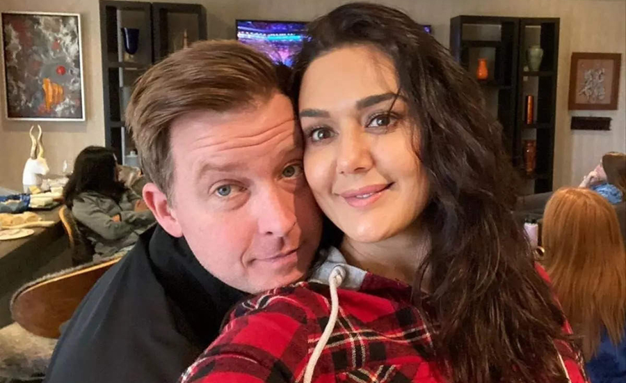 বহু পুরুষের ঘুম ওড়ানো ‘ডিম্পল কুইন’, ১০ বছরের ছোট বিদেশিকে বিয়ে করে এখন দুই সন্তানের মা প্রীতি