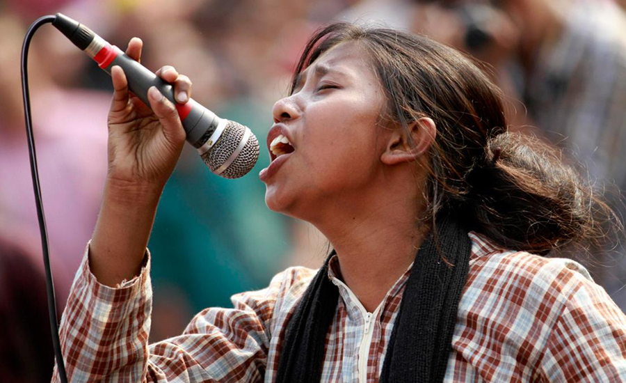 এখনও আক্রমণের শিকার সেই স্লোগানকন্যা