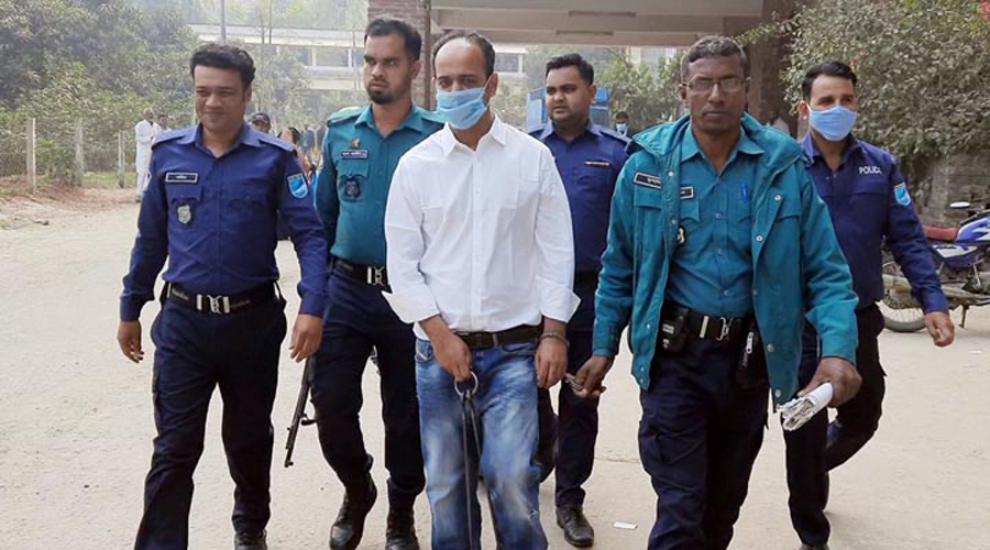 ডান্ডাবেড়ি পরিয়ে আদালতে আনা হয়েছিল ইভ্যালির সিইওকে