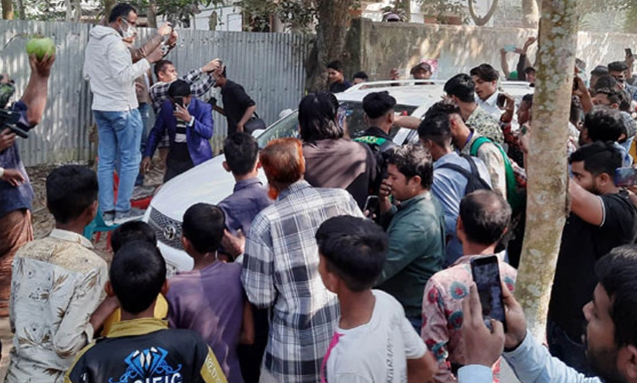 সেই উপহারের গাড়ি আনতে গিয়ে মামলা খেলেন হিরো আলম!