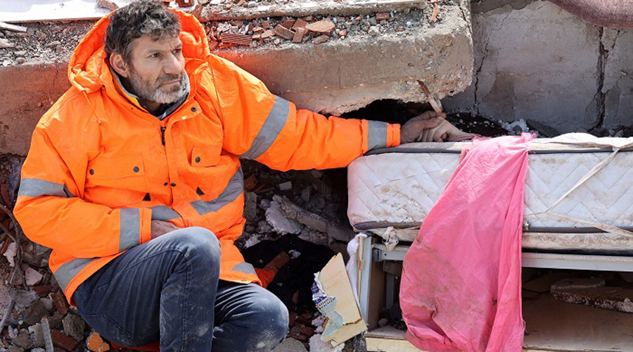 ধংসস্তুপে মেয়ের মরদেহ, হাত ধরে বসে আছেন বাবা