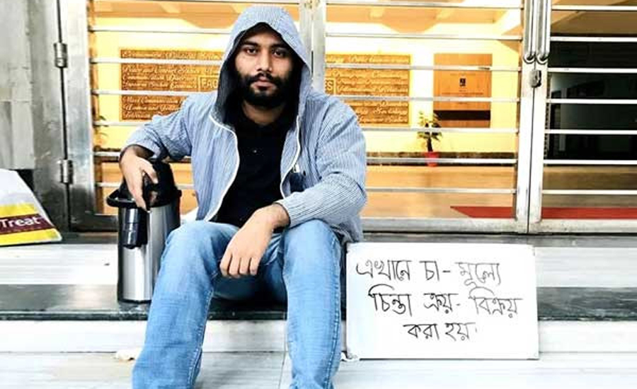 রেলের অব্যবস্থাপনা নিয়ে প্রতিবাদ করা রনি এখন চা বিক্রেতা