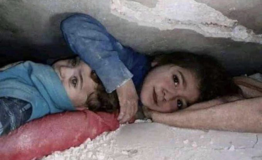 ধ্বংসস্তূপের নিচে আটকে পড়া ভাই-বোনের হৃদয়স্পর্শী ছবি
