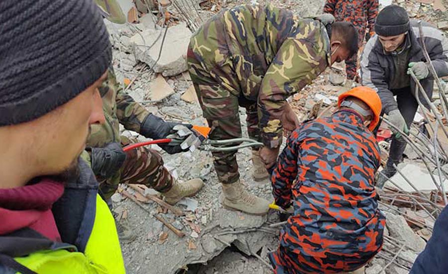 তুরস্কে ধ্বংসস্তূপ থেকে কিশোরীকে উদ্ধার করলেন বাংলাদেশি উদ্ধারকারীরা