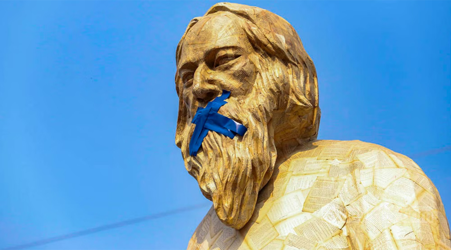 টিএসসিতে কবিগুরুর মুখে স্কচ টেপ, বইয়ে পেরেক! কী বার্তা দেয়?