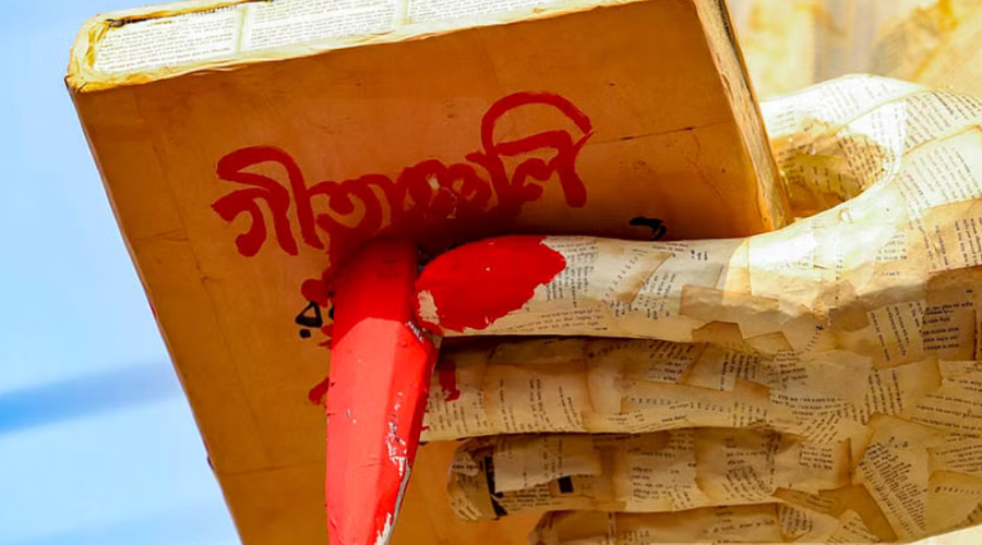 টিএসসিতে কবিগুরুর মুখে স্কচ টেপ, বইয়ে পেরেক! কী বার্তা দেয়?